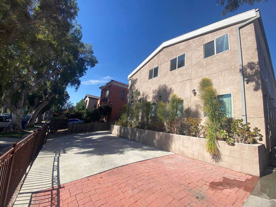 1109 S La Peer Dr-Unit -1109 Downstairs in Los Angeles, CA - Building Photo