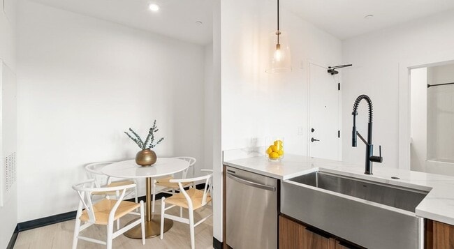 600 Broadway-Unit -609 in Everett, MA - Building Photo - Building Photo