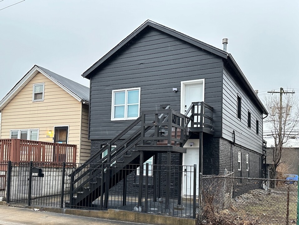 1937 W Grand Ave in Chicago, IL - Building Photo