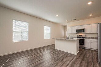614 Edge Lake Ct in Montgomery, TX - Building Photo - Building Photo