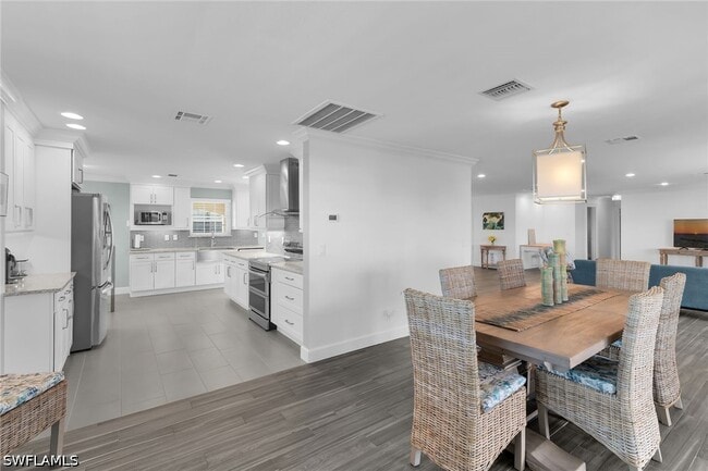 1020 Swallow Ave in Marco Island, FL - Foto de edificio - Building Photo