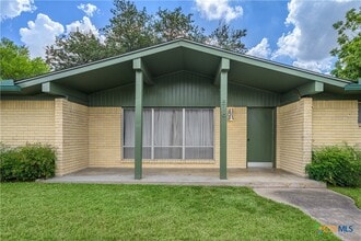 516 W 14th St in Shiner, TX - Building Photo - Building Photo