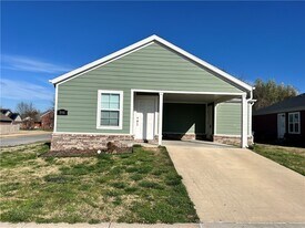 590 N Cresswell Dr in Fayetteville, AR - Building Photo