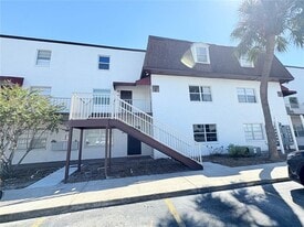 9005 Tudor Dr in Tampa, FL - Building Photo