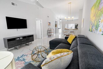 3068 S Oakland Forest Dr in Oakland Park, FL - Building Photo - Building Photo