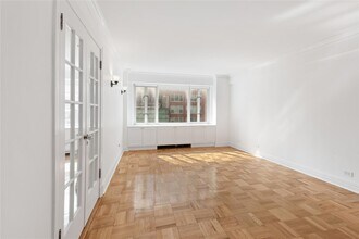 166 E 63rd St in New York, NY - Building Photo - Building Photo