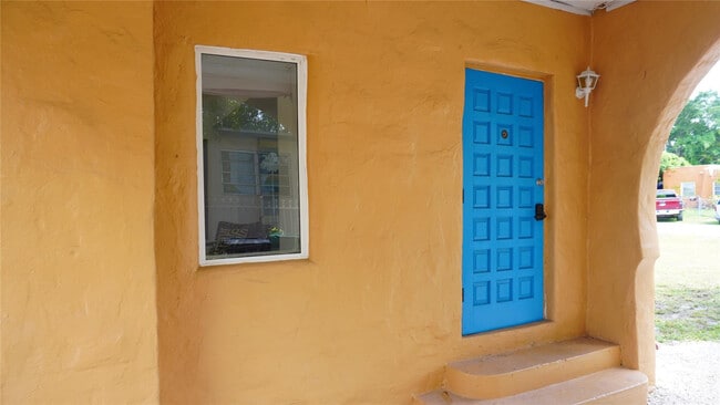 1011 Sharar Ave in Opa Locka, FL - Building Photo - Building Photo