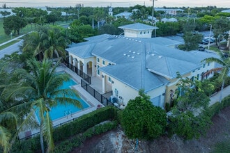 The Villas at Village Square in Delray Beach, FL - Foto de edificio - Building Photo