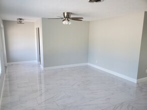 1257 NE Sago Dr in Jensen Beach, FL - Foto de edificio - Building Photo