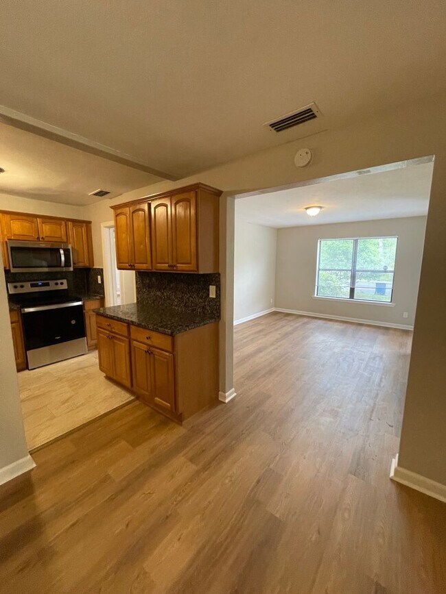 5247 Cleveland Rd in Jacksonville, FL - Foto de edificio - Building Photo