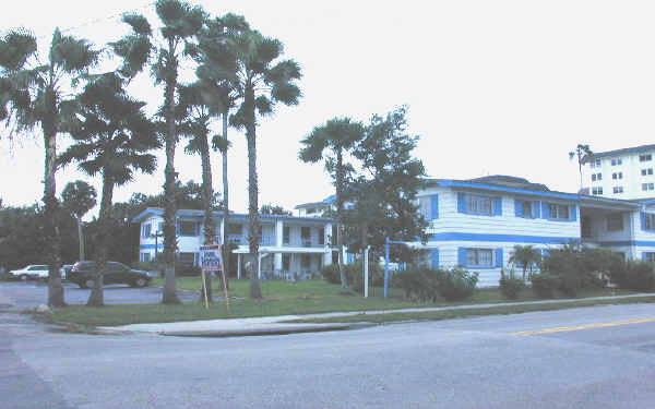 Edgewater Arms in Dunedin, FL - Foto de edificio