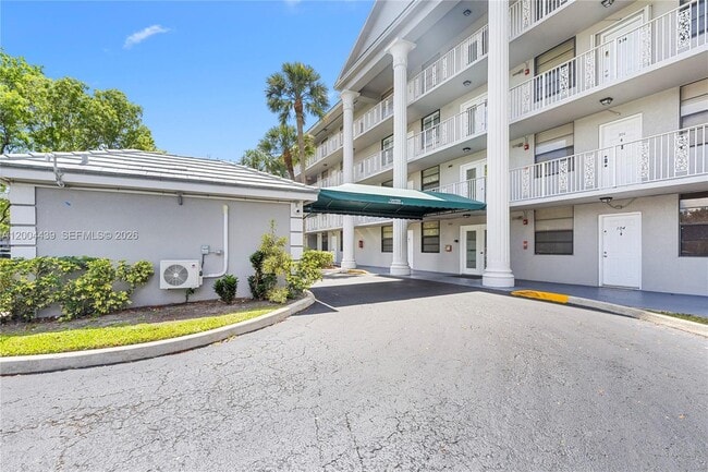 1524 Whitehall Dr in Davie, FL - Building Photo - Building Photo