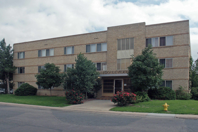 Leyden Oaks Apartments in Denver, CO - Foto de edificio - Building Photo