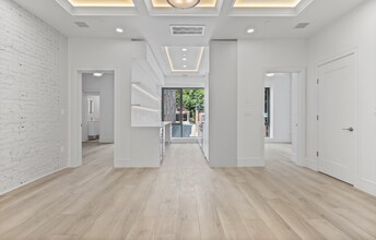 1580 Beacon St, Unit 1 in Brookline, MA - Foto de edificio - Building Photo