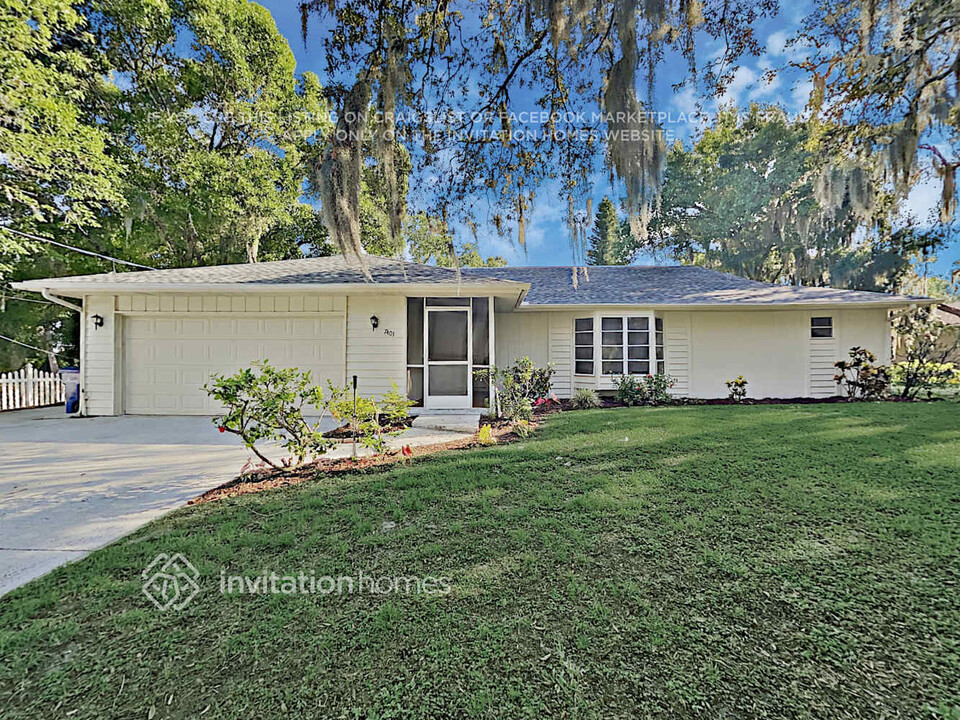 7401 N Leewynn Dr in Sarasota, FL - Foto de edificio