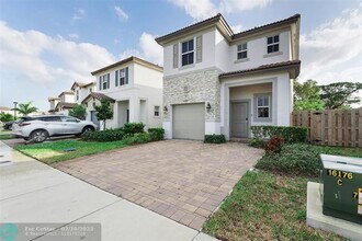 2441 NW 131st Cir in Westview, FL - Foto de edificio - Building Photo