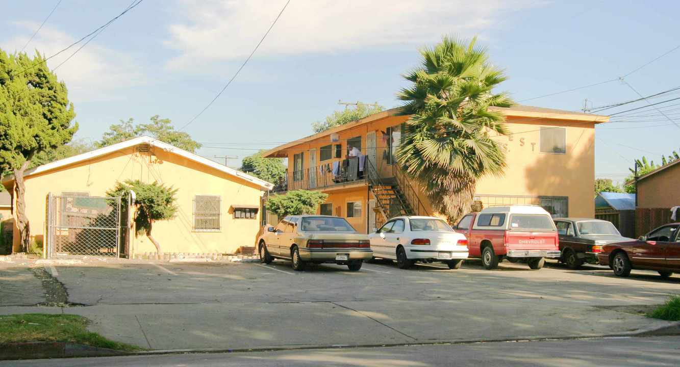 crest apartments in Paramount, CA - Building Photo