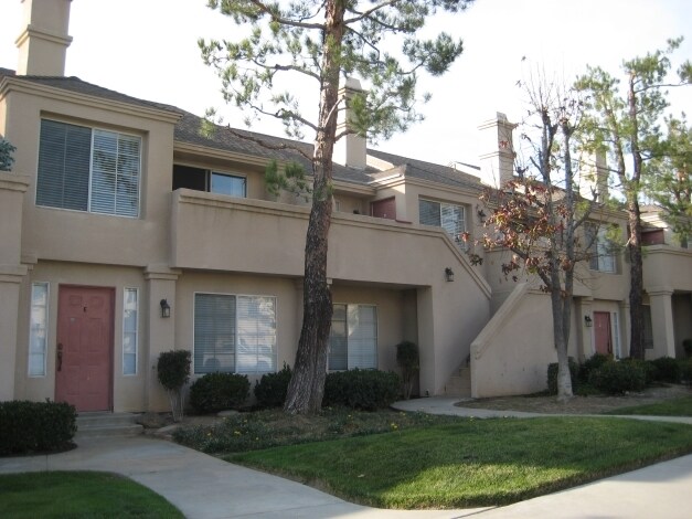 12012 Aspen Cir in Grand Terrace, CA - Foto de edificio