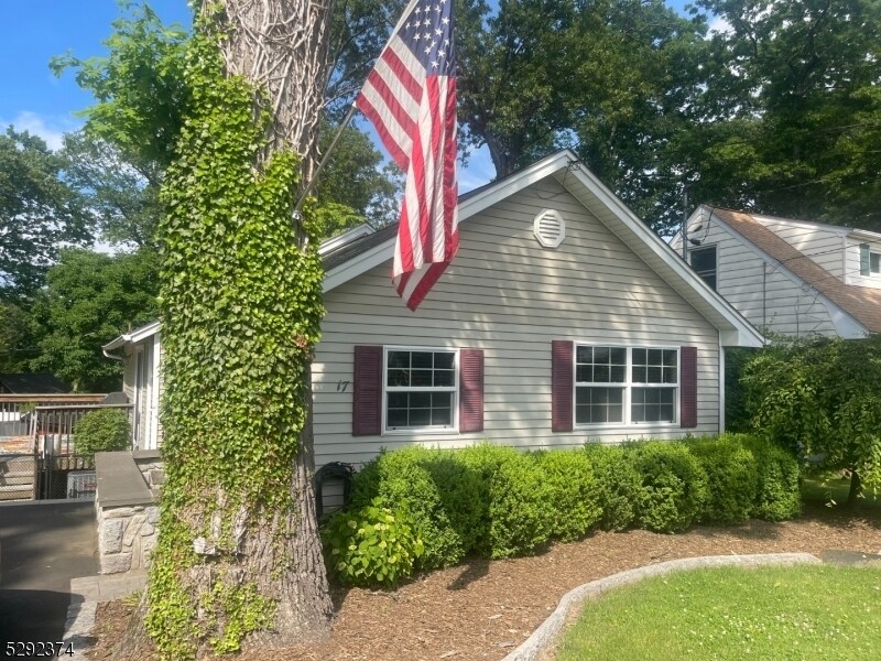 17 Upper Rainbow Tr in Denville, NJ - Building Photo