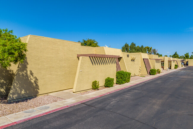 Los Prados in Tempe, AZ - Building Photo - Building Photo