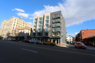Logan 13 in Washington, DC - Foto de edificio - Building Photo