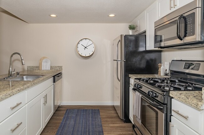 Rocklin Manor Apartments in Rocklin, CA - Foto de edificio - Building Photo