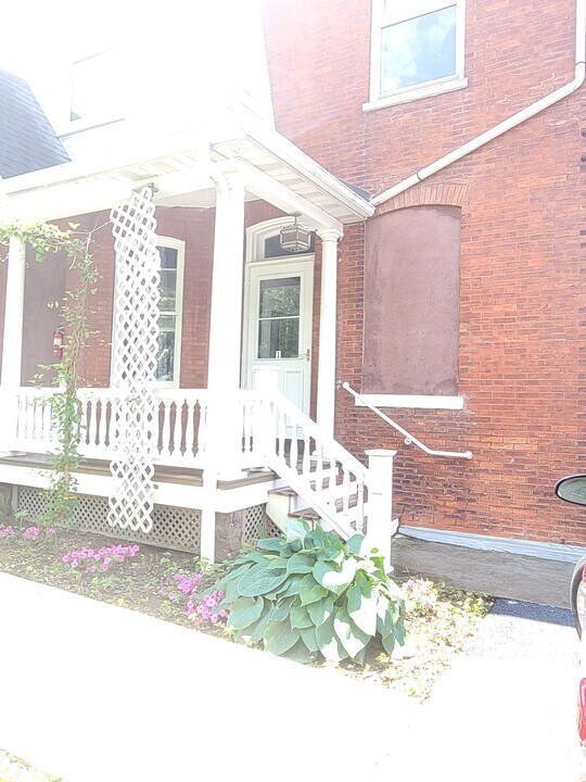 405 E Main St, Unit First Floor Apartment in New Holland, PA - Building Photo