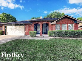4949 Oak Hollow Dr in Grand Prairie, TX - Building Photo