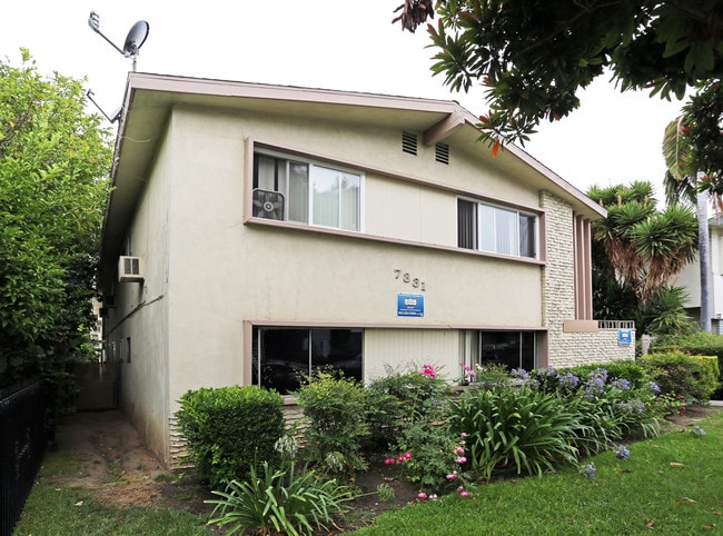 7331 Newlin Ave in Whittier, CA - Foto de edificio - Building Photo