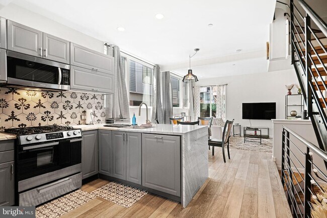 property at 842 N Leithgow St