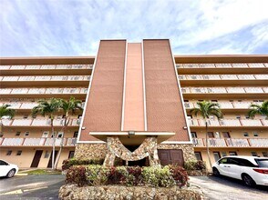 500 NE 12th Ave in Hallandale Beach, FL - Building Photo - Building Photo