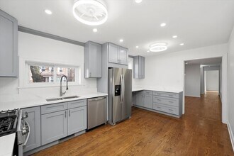 7056 N Rockwell St in Chicago, IL - Building Photo - Building Photo