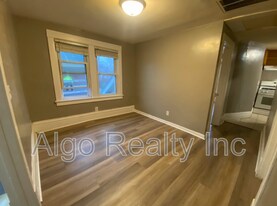 2211 Queen Ave N in Minneapolis, MN - Building Photo