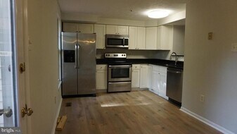 6068 Laurel Wreath Way in Columbia, MD - Building Photo