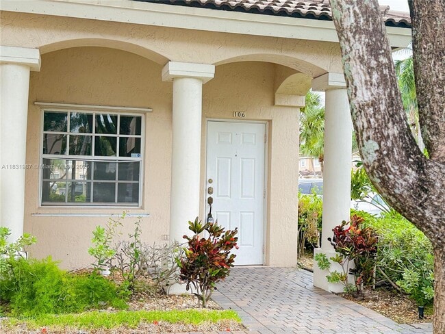 5660 NW 115th Ct in Doral, FL - Foto de edificio - Building Photo