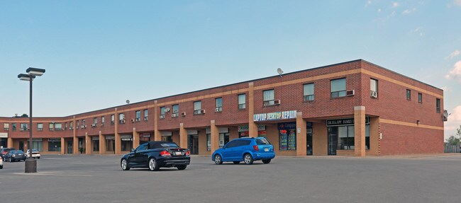 Royal Court Plaza & Apartments in St Catharines, ON - Building Photo - Building Photo