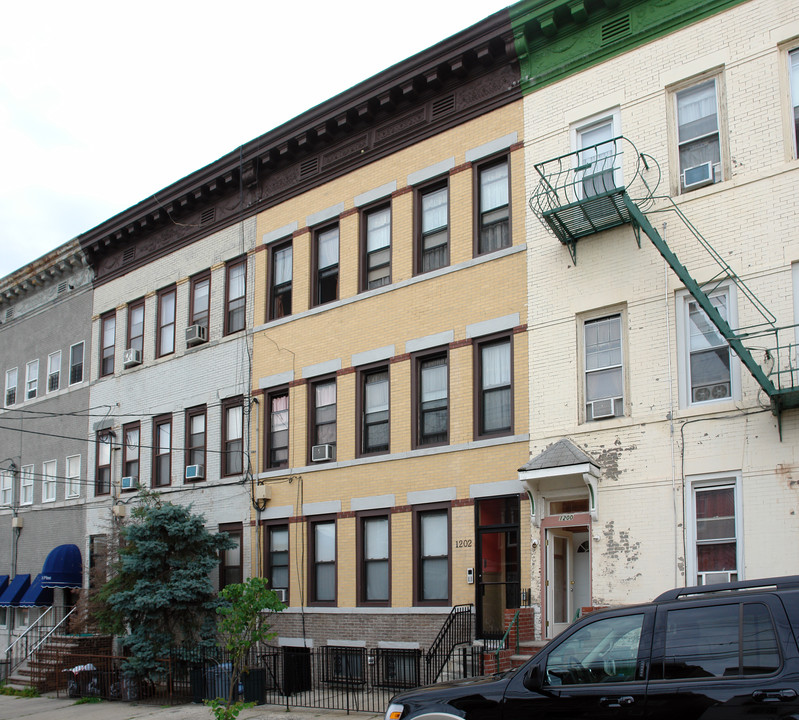 1202 13th St in North Bergen, NJ - Building Photo