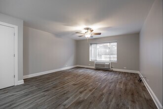 745 W Gordon Ter, Unit 206 in Chicago, IL - Building Photo - Building Photo