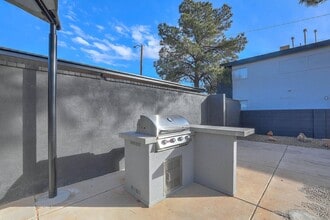 The Valencia in Albuquerque, NM - Building Photo - Building Photo