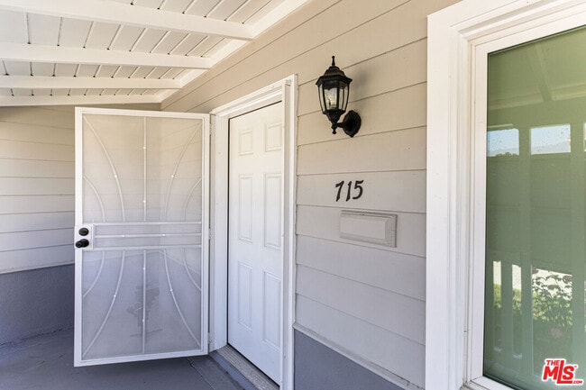 715 S Lake St in Burbank, CA - Building Photo - Building Photo