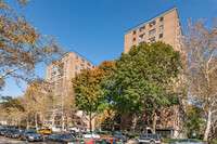 33-43 14th St in Astoria, NY - Foto de edificio - Building Photo