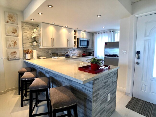 1575 Euclid Ave in Miami Beach, FL - Building Photo - Building Photo