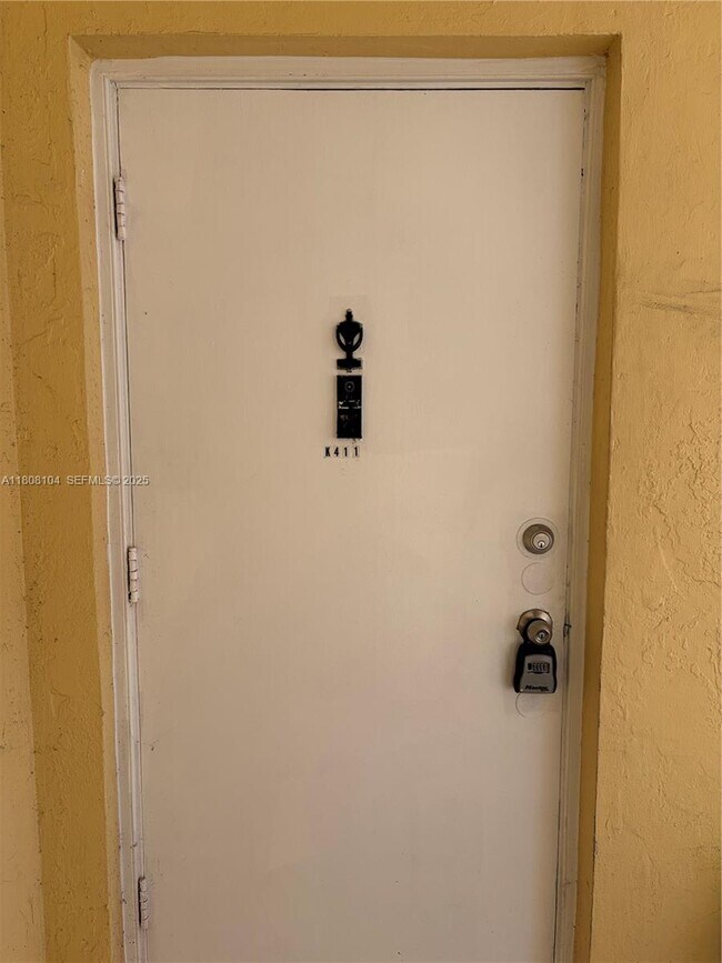 7410 SW 82nd St in Miami, FL - Building Photo - Building Photo