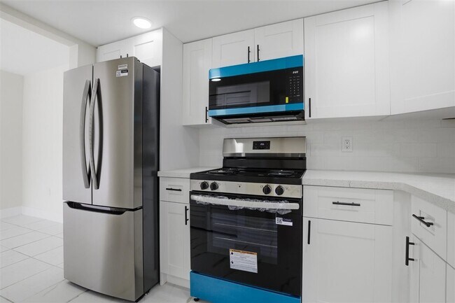 3704 Broadway, Unit 205 in Ft. Myers, FL - Foto de edificio - Building Photo