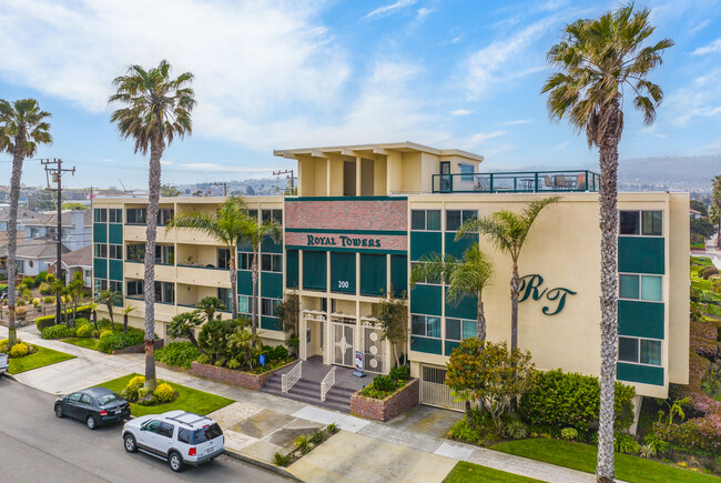 Royal Towers Apartments in Redondo Beach, CA - Building Photo - Building Photo