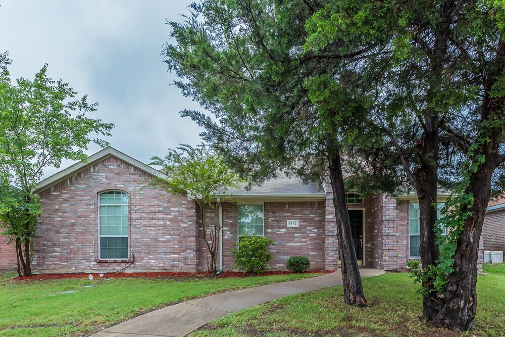 1542 Reynolds St in Lancaster, TX - Building Photo