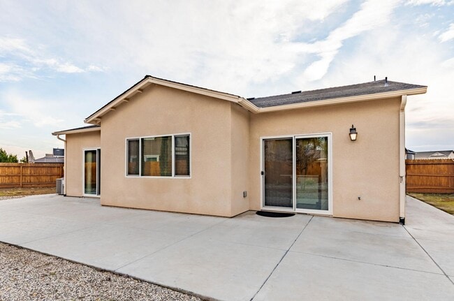 2115 Las Rosas Ave in Clovis, CA - Building Photo - Building Photo