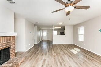 1433 Lauren Dr in Burleson, TX - Foto de edificio - Building Photo