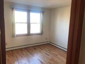 2048 E Main St in Bridgeport, CT - Foto de edificio - Building Photo