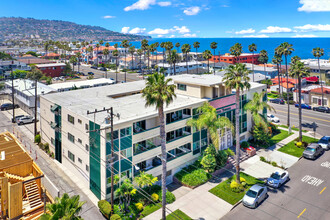 Royal Towers Apartments in Redondo Beach, CA - Building Photo - Building Photo